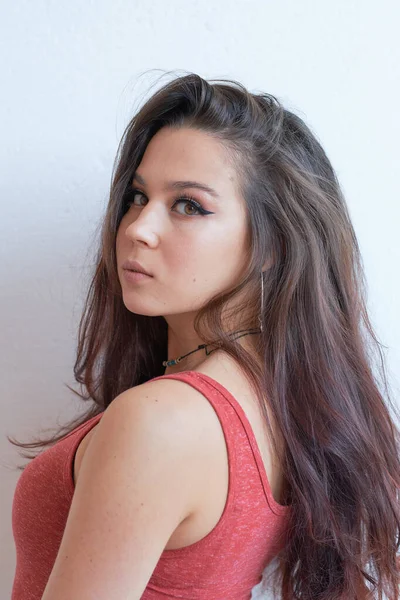 Young latin woman smiling at the camera. long hair loose. natural beauty. minimalist portrait of a hipster girl — Stock Photo, Image