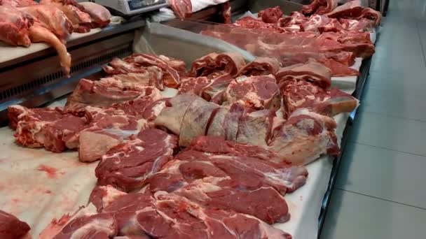 Viande fraîche crue dans un comptoir de marché. Boucherie. Pièces de viande de bœuf ou de porc fraîchement coupées sur la vitrine, vue rapprochée . — Video