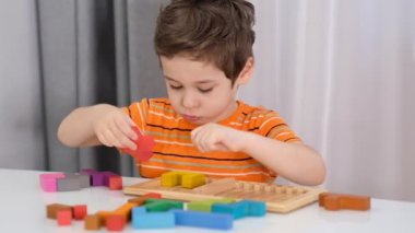 Masada renkli ahşap tuğlalarla oynayan çocukların ellerini kapatın. Stok görüntüleri. Slow Motion videosu. Kapat.