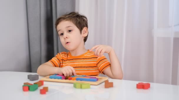 Close up de crianças mãos brincando com tijolos de madeira coloridos na mesa. Imagens de stock. Vídeo em câmara lenta. Fechar — Vídeo de Stock