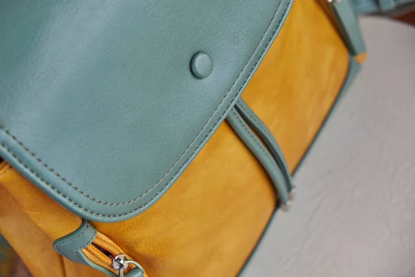 Detalles de una bolsa de cuero. mochila de cuero artificial . —  Fotos de Stock