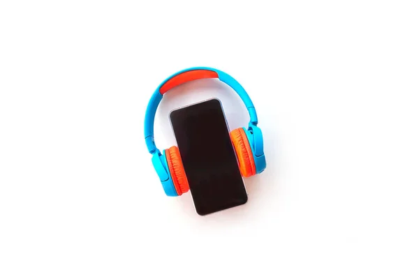 Smartphone con pantalla en blanco y auriculares aislados sobre fondo blanco. Vista superior del concepto de música y tecnología. Smartphone plano con auriculares. espacio de copia para texto y palabra de diseño creativo. — Foto de Stock