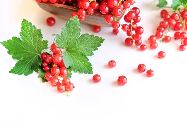 Świeże czerwone porzeczki w drewnianej misce izolowane na białym tle. letnie zbiory witamin. — Zdjęcie stockowe