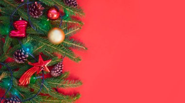 Noel arkaplanında kırmızı tuval arka planında Noel ağacı var. Mutlu noel kartları. Kış tatili teması. - Mutlu yıllar. Mesaj için yer var. Noel arkaplan manzarası. Düz yatıyordu.