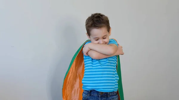 En liten pojke som spelar superhjälte. Grabben i superhjältedräkt. Lyckligt barn. grön mask, naturvård koncept — Stockfoto