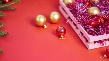 Noel arkaplanında kırmızı tuval arka planında Noel ağacı var. Mutlu noel kartları. Kış tatili teması. - Mutlu yıllar. Mesaj için yer var. Noel arkaplan manzarası. Düz yatıyordu.