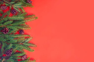 Noel arkaplanında kırmızı tuval arka planında Noel ağacı var. Mutlu noel kartları. Kış tatili teması. - Mutlu yıllar. Mesaj için yer var. Noel arkaplan manzarası. Düz yatıyordu.