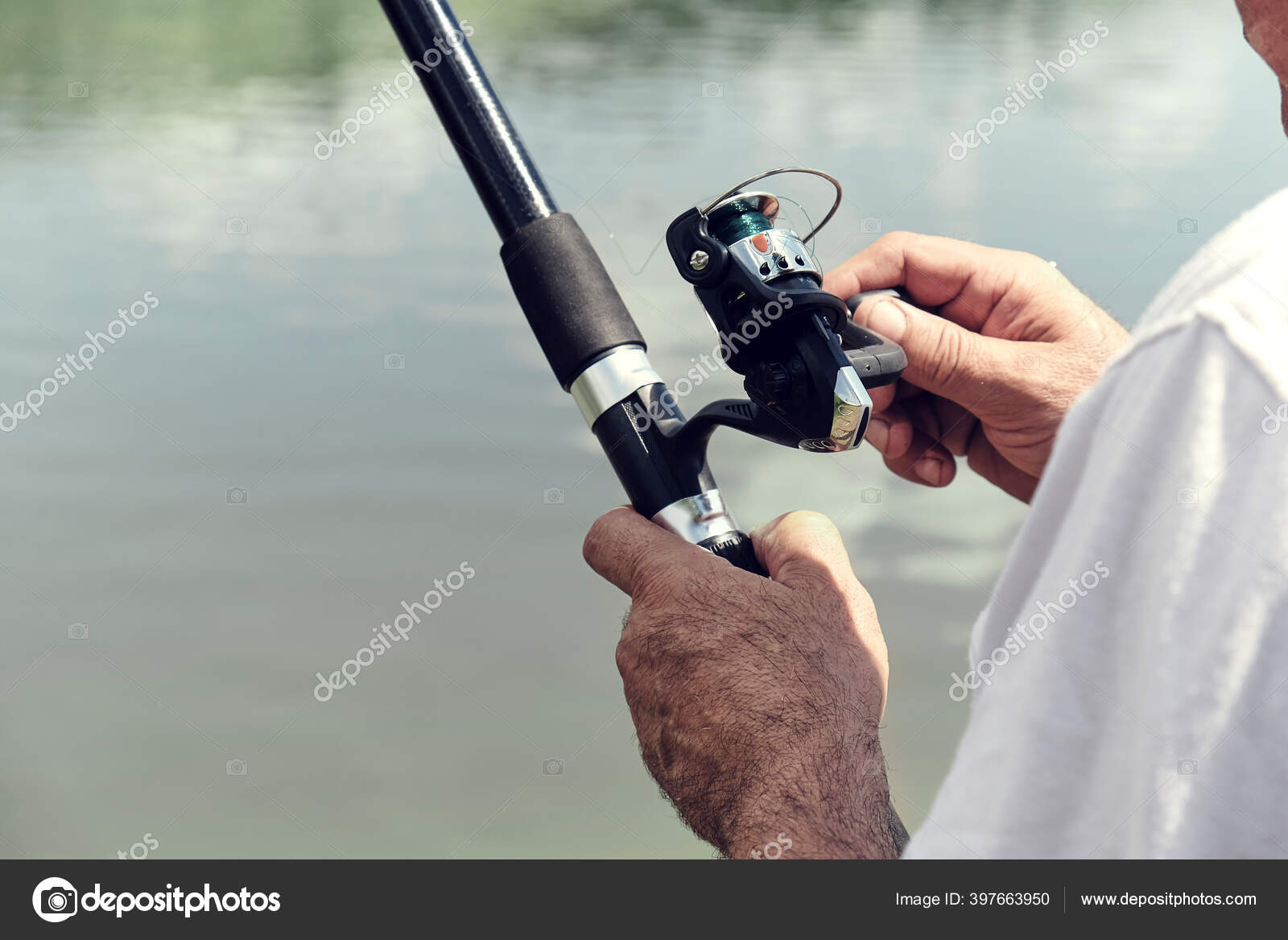 Memancing Di Sungai Seorang Nelayan Dengan Pancing Di Tepi Sungai Nelayan Menangkap Ikan Memancing Berputar Ikan Sungai Breg Konsep Dari Liburan Di Pedesaan Artikel Tentang Memancing Stok Foto C Konevaelvira Gmail Com 397663950