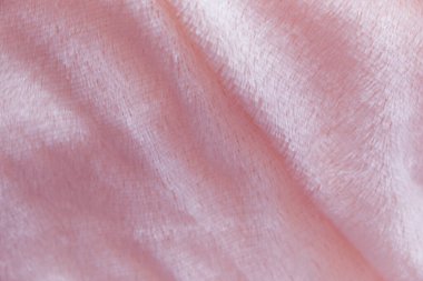 Pofuduk kumaşın yumuşak arka planı beyaz arka planda katlanır. Uzayı kopyala Düz yatıyordu. Leylak renginde sahte kürk kumaşında gevşek kıvrımlar var. Sıcak kış kıyafetlerinin ayrıntıları.