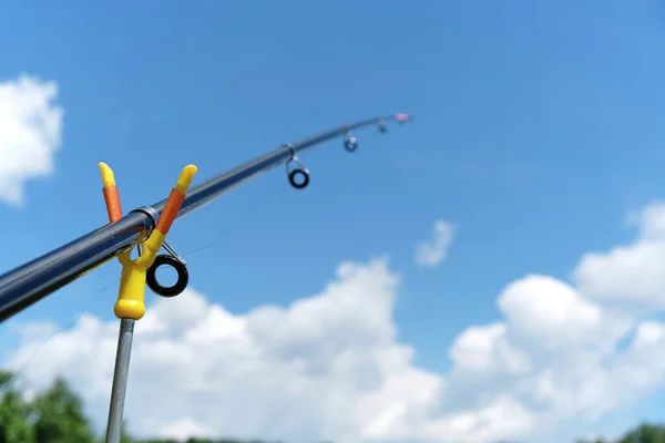 Рыбалка, рыбалка в озере, вид снизу на небо — стоковое фото