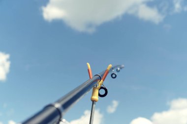 Balık tutmak, gölde balık tutmak, gökyüzünün alt manzarası.