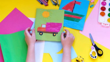 Okul malzemeleri, sarı arka planda kırtasiye malzemesi - manşet için yer. Çocuk kalemle çizmeye ve renkli kağıt uygulamaya hazır. Üst görünüm.