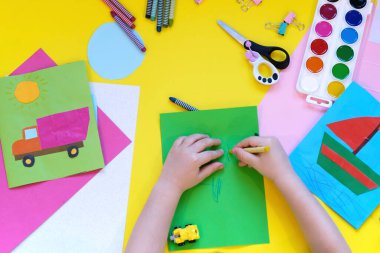 Okul malzemeleri, sarı arka planda kırtasiye malzemesi - manşet için yer. Çocuk kalemle çizmeye ve renkli kağıt uygulamaya hazır. Üst görünüm.