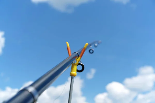 Wędkowanie, łowienie ryb w jeziorze, widok na dno nieba — Zdjęcie stockowe