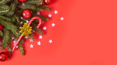 Noel afişi. Xmas kırmızı Noel ağacı süslemeleri ve parlak gümüş konfetilerini kırmızı arka planda tasarladı. Yatay Noel posteri, tebrik kartları, başlıklar, web sitesi.