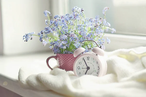 Casa aconchegante ainda vida: flores de primavera com xadrez quente no peitoril da janela contra a paisagem de neve fora. Conceito de primavera — Fotografia de Stock