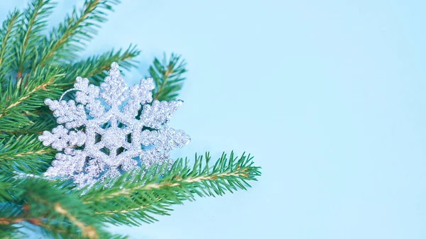 圣诞横幅圣诞节在蓝色的背景上设计雪花和圣诞树。横向圣诞海报、贺卡、报头、网站. — 图库照片