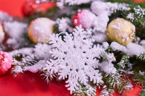 Bandeira de Natal. Xmas design floco de neve e brilho prata confete em um fundo vermelho. Horizontal pôster de Natal, cartões de saudação, cabeçalhos, site . — Fotografia de Stock