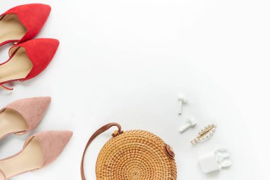 Yazlık kıyafet. Kahverengi haç çantası, kulaklık, hasır şapka. Düz yerde, üst tarafta. Kadın, yaz sokak tarzı. Aksesuarların kadın çerçevesi.