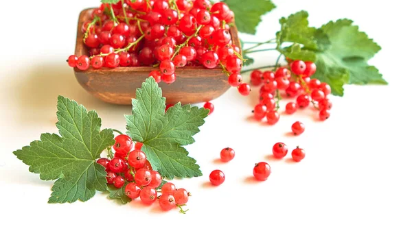 Grosella roja fresca en un tazón de madera aislado sobre fondo blanco. cosecha de verano de vitaminas. —  Fotos de Stock