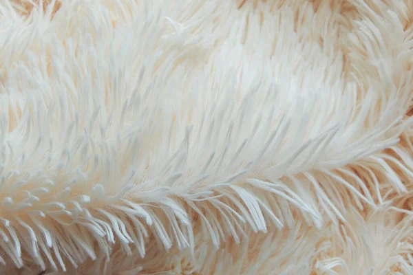 Delicate zachte achtergrond van pluche stof vouwen op witte achtergrond. Begrepen, ruimte. Plat gelegd. losse vouwen op de stof van faux fur van lila kleur. Details van warme winterkleding — Stockfoto