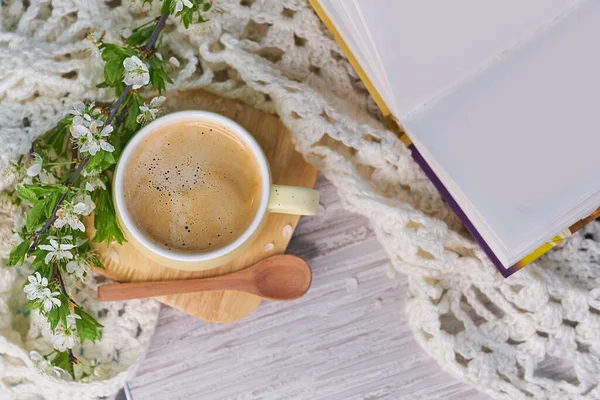 Уютный дом натюрморт: чашка горячего кофе, весенние цветы и открытая книга с теплой клеткой. Весенняя концепция, свободное пространство для копирования. волшебный фон боке. концепция утренних утверждений — стоковое фото