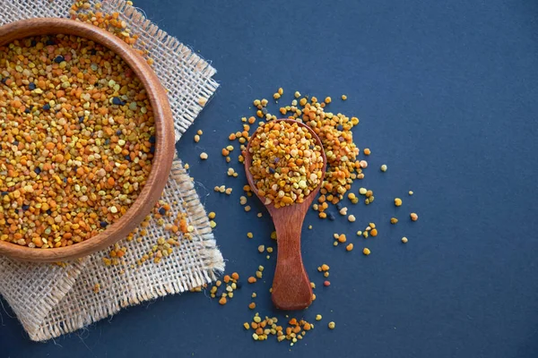 Bee pollen i en träsked hälsosamma kosttillskott. mörk trä bord bakgrund. Boll eller pelletar av åkerbin, förpackade av honungsbin — Stockfoto