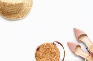 Yazlık kıyafet. Kahverengi haç çantası, kulaklık, pembe ayakkabılar. Düz yerde, üst tarafta. Kadın, yaz sokak tarzı. Aksesuarların kadın çerçevesi.