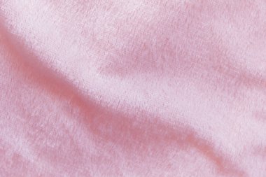 Pofuduk kumaşın yumuşak arka planı beyaz arka planda katlanır. Uzayı kopyala Düz yatıyordu. Leylak renginde sahte kürk kumaşında gevşek kıvrımlar var. Sıcak kış kıyafetlerinin ayrıntıları.