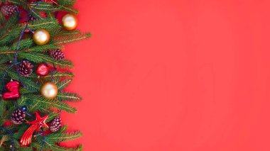 Noel arkaplanında kırmızı tuval arka planında Noel ağacı var. Mutlu noel kartları. Kış tatili teması. - Mutlu yıllar. Mesaj için yer var. Noel arkaplan manzarası. Düz yatıyordu.