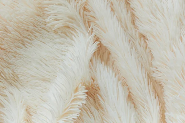 Delicate zachte achtergrond van pluche stof vouwen op witte achtergrond. Begrepen, ruimte. Plat gelegd. losse vouwen op de stof van faux fur van lila kleur. Details van warme winterkleding — Stockfoto