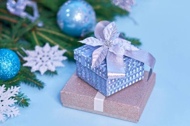 Noel afişi. Arkaplan Xmas tasarımı, hediye kutusu, kar tanesi ve parıltılı altın konfetisi. Yatay Noel posteri, tebrik kartları, başlıklar, web sitesi. yumuşak odaklı, seçici odaklı