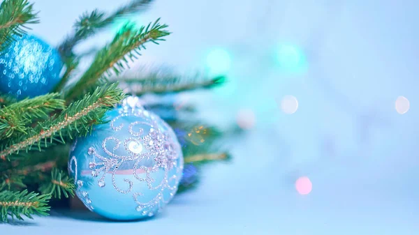 Closeup da árvore de Natal com luz, floco de neve. Natal e Ano Novo fundo feriado. tom de cor vintage. foco suave, foco seletivo — Fotografia de Stock