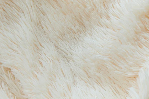 Delicate zachte achtergrond van pluche stof vouwen op witte achtergrond. Begrepen, ruimte. Plat gelegd. losse vouwen op de stof van faux fur van lila kleur. Details van warme winterkleding — Stockfoto