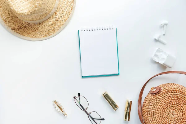 Yazlık kıyafet. Kahverengi haç çantası, kulaklık, hasır şapka. Düz yerde, üst tarafta. Kadın, yaz sokak tarzı. Aksesuarların kadın çerçevesi.