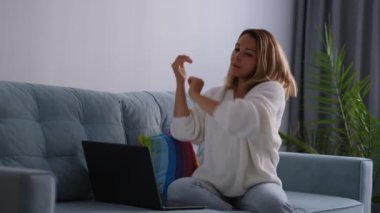 Mutlu tatmin olmuş bir kadın dizüstü bilgisayarının başında oturur, rüya gibi genç bayan rahatlar, işini bitirir, zihnini rahatlatır. Geleceğin başarı kavramını aklından çıkar. Vücudunu esnetiyor..