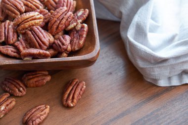 Tahta kasede fındıklar eski kahverengi masada, seçici odaklanma. Üst Manzara. Sağlıklı yemek ve atıştırmalık..