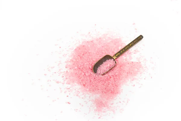 在白色背景上隔离的勺子中的粉红色盐。有选择的重点或模糊. — 图库照片