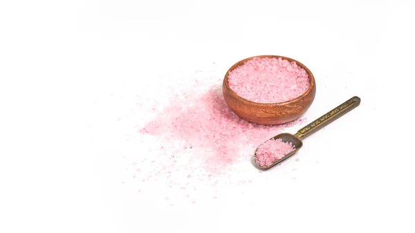 Sal rosa em colher e uma tigela de madeira isolada sobre fundo branco. foco seletivo ou embaçado. — Fotografia de Stock