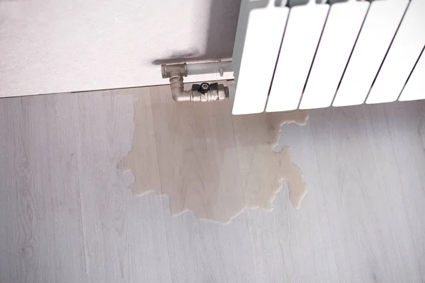 Isıtıcı tüp somunundan su sızıyor. Vanadan su sızıyor.