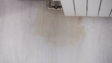 Isıtıcı tüp somunundan su sızıyor. Vanadan su sızıyor.