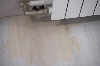 Isıtıcı tüp somunundan su sızıyor. Vanadan su sızıyor.