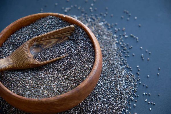 Semillas de chía sobre cuchara de madera aisladas sobre fondo blanco. Granos de chía que se pueden comer para reducir el peso bien y alto en proteínas y fósforo, alto en fibra y bajas calorías. alimentos limpios y superalimentos — Foto de Stock