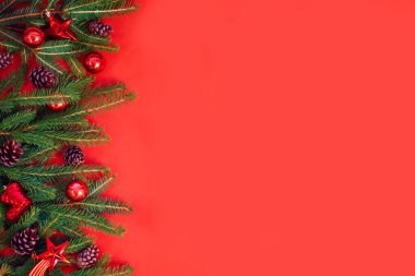 Noel arkaplanında kırmızı tuval arka planında Noel ağacı var. Mutlu noel kartları. Kış tatili teması. - Mutlu yıllar. Mesaj için yer var. Noel arkaplan manzarası. Düz yatıyordu.