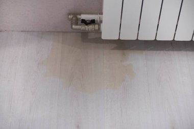 Isıtıcı tüp somunundan su sızıyor. Vanadan su sızıyor.