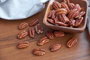 Tahta kasede fındıklar eski kahverengi masada, seçici odaklanma. Üst Manzara. Sağlıklı yemek ve atıştırmalık..