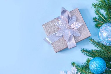 Noel afişi. Xmas kar taneleri ve mavi arka planda noel ağacı tasarlıyor. Yatay Noel posteri, tebrik kartları, başlıklar, web sitesi.