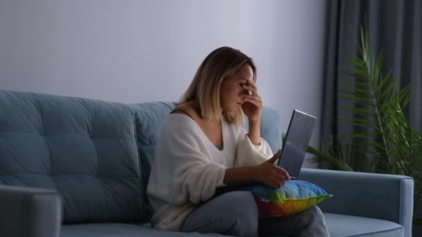 Donna d'affari stanca strofina gli occhi lavorando su un computer portatile a letto. Imprenditrice lavora fino a tardi preparare i documenti. — Video Stock