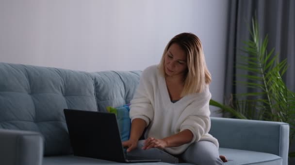 Feliz mulher satisfeita sentar-se com laptop segurar as mãos atrás da cabeça, sonhadora jovem senhora relaxar trabalho acabado sentir paz de espírito olhar longe sonho pensar no futuro conceito de sucesso. Ela está esticando seu corpo. — Vídeo de Stock