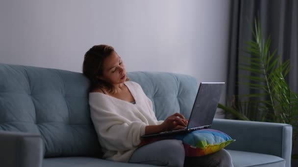 Donna d'affari stanca strofina gli occhi lavorando su un computer portatile a letto. Imprenditrice lavora fino a tardi preparare i documenti. — Video Stock